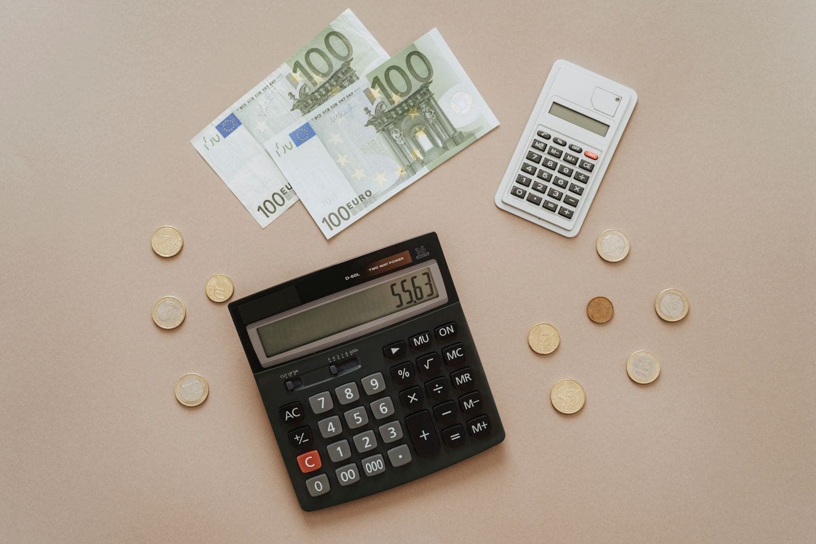 Taschenrechner und Belege – ordnungsgemäße Finanzbuchhaltung