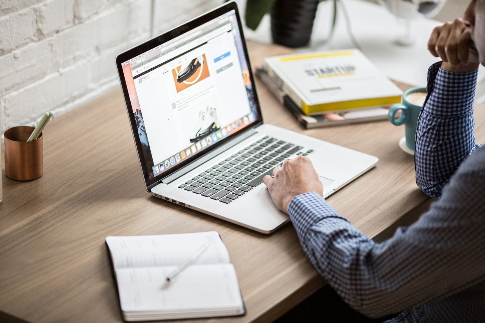 Arbeitsplatz mit Laptop und betriebswirtschaftlichen Auswertungen